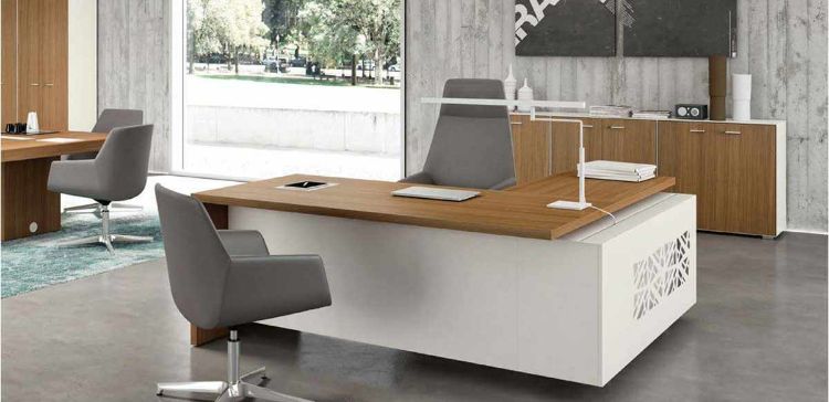 Scrivania direzionale moderna con box design, cassettiera e libreria, realizzata in conglomerato ligneo spessore 38 mm rivestito in melaminico bordato in ABS antiurto, disponibile nelle finiture noce canaletto, wengè e olmo, completa di allungo di servizio, box portante multiuso su piedini in metallo con schiena metallica design e sistema di cablaggio, cassettiera agganciata sotto il piano di servizio e libreria bassa modulare a 6 ante con struttura bianca e ante in tinta.