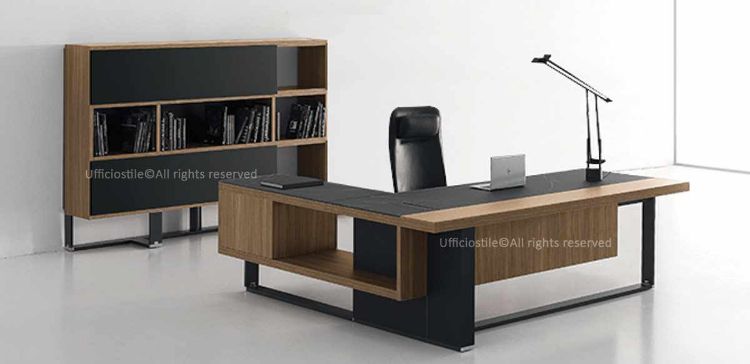 Tavolo scrivania con allungo da 200 x 220 cm con piano in conglomerato ligneo spessore 50 mm rivestito in melaminico rovere chiaro o Noce Maroncelli, piani di finitura in vetro temprato serigrafato bianco o nero con superficie acidata, passacavi con sportello apribile, gambe in melaminico nero opaco e libreria coordinata da 215 x 45 x 158 cm con ante a ribalta, cerniere metalliche e apertura push-pull con blocco magnetico.