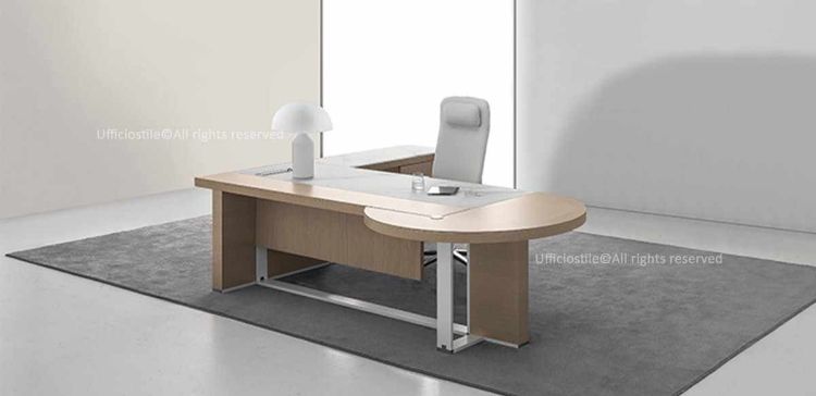 Scrivania con penisola da 265 x 250 cm con piano in conglomerato ligneo spessore 50 mm rivestito in melaminico rovere chiaro o Noce Maroncelli, bordi perimetrali in ABS da 2 mm, piani di finitura in vetro temprato serigrafato bianco o nero con superficie acidata, passacavi con sportello apribile e penisola 130 x 130 cm collegata tramite piastre in lamiera verniciate alluminio.