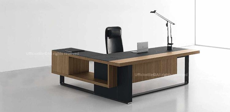 Tavolo scrivania con allungo da 200 x 220 cm con piano in conglomerato ligneo spessore 50 mm rivestito in melaminico rovere chiaro o Noce Maroncelli, bordi perimetrali in ABS da 2 mm, piani di finitura in vetro temprato serigrafato bianco o nero con superficie acidata, passacavi con sportello apribile e gambe in conglomerato ligneo con rivestimento in MDF e melaminico nero opaco.