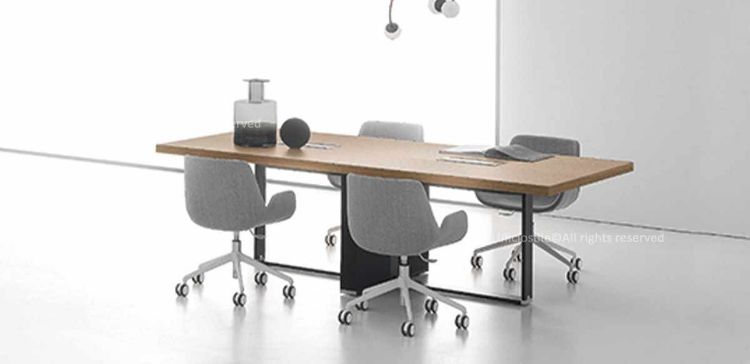 Tavolo riunioni rettangolare da 240 x 120 cm con piano in conglomerato ligneo spessore 50 mm rivestito in melaminico rovere chiaro o Noce Maroncelli, bordi perimetrali in ABS da 2 mm, passacavi con sportello apribile su due lati e gamba in conglomerato ligneo con rivestimento in MDF e melaminico nero opaco.