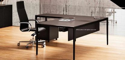 Scrivania esecutiva angolare in vetro temperato da 200 x 190 cm, con piano principale 200 x 90 cm e allungo laterale 100 x 60 cm, struttura in alluminio pressofuso verniciato nero, vetro acidato sul lato superiore e verniciato nero sul lato inferiore, veletta di cortesia in melaminico nero, vasca di cablaggio sottopiano e cassettiera su ruote a tre cassetti.