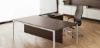 Scrivania esecutiva da 160 x 80 cm con piano in nobilitato melaminico, gamba sagomata in alluminio pressofuso verniciato con polveri epossidiche, piedino regolabile, gonna frontale, vasca di cablaggio sottopiano con fori laterali per la salita dei cavi e mobile di servizio portante su ruote con tre cassetti e anta laterale.