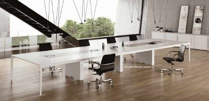 Tavolo riunioni modulare da 640 x 160 cm in melaminico bianco con inserti centrali laccati opachi, composto da quattro tavoli da 160 cm ciascuno, con struttura formata da due gambe laterali e tre gambe intermedie a muretto, adatto a ospitare circa venti persone e predisposto per elettrificazione opzionale tramite scatole di cablaggio.