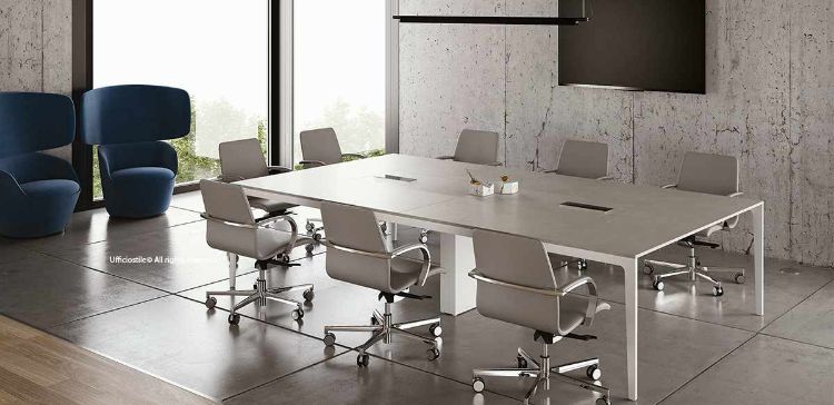 Tavolo riunioni Linea Plus rettangolare da 320 x 160 cm, adatto a ospitare circa 14 persone, con struttura composta da due gambe laterali e una gamba intermedia a muretto, piano in truciolare nobilitato con resine melaminiche antiriflesso bordato in ABS e predisposizione per elettrificazione tramite scatole di cablaggio opzionali.