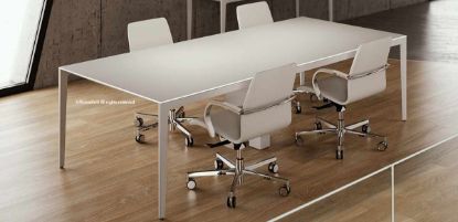 Tavolo riunioni da 280 x 120 cm con piano in Fenix bianco su pannello in truciolare, struttura in alluminio pressofuso verniciato bianco, superficie opaca anti-impronta, resistente a graffi, abrasioni, urti e detergenti, con caratteristiche antibatteriche e antimuffa, prodotto Made in Italy.
