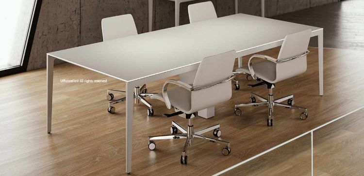 Tavolo riunioni da 280 x 120 cm con piano in Fenix bianco su pannello in truciolare, struttura in alluminio pressofuso verniciato bianco, superficie opaca anti-impronta, resistente a graffi, abrasioni, urti e detergenti, con caratteristiche antibatteriche e antimuffa, prodotto Made in Italy.