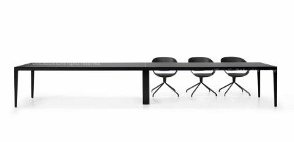 Tavolo riunioni da 360 x 120 cm con piano in nobilitato melaminico disponibile in diverse finiture, gamba sagomata in alluminio pressofuso verniciato con polveri epossidiche, inserto superiore per aggancio ai profili frontali e piedino regolabile in metallo rivestito di polietilene per il livellamento.