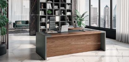 Scrivania direzionale impiallacciata con inserto in cuoietto, allungo e cassettiera portante a 3 cassetti, realizzata in pannelli MDF spessore 18 mm impiallacciati legno con lati longitudinali lavorati folding e fasce da 50 mm, inserto rivestito in cuoietto spessore 1,3 mm con cuciture decorative in tinta e gonna di cortesia a tutta altezza impiallacciata con bordi in legno e spigoli raggiati.