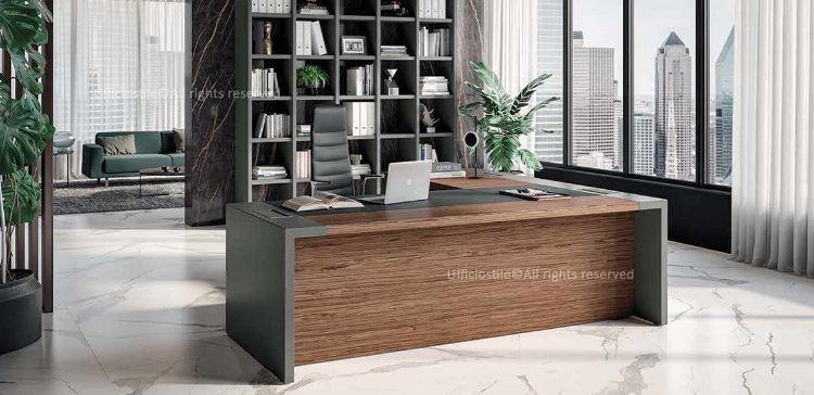 Scrivania direzionale impiallacciata con inserto in cuoietto, allungo e cassettiera portante a 3 cassetti, realizzata in pannelli MDF spessore 18 mm impiallacciati legno con lati longitudinali lavorati folding e fasce da 50 mm, inserto rivestito in cuoietto spessore 1,3 mm con cuciture decorative in tinta e gonna di cortesia a tutta altezza impiallacciata con bordi in legno e spigoli raggiati.