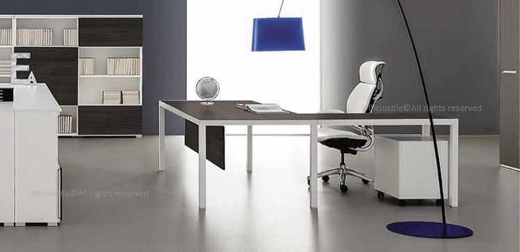 Scrivania angolare Linea 403 da 200 x 100 cm con allungo 120 x 60 cm, struttura in alluminio verniciato bianco, piano in melaminico, modesty panel in conglomerato ligneo rivestito melaminico con bordi ABS e cassettiera a 3 cassetti con serratura centralizzata, antiribaltamento e maniglia in ABS grigio.