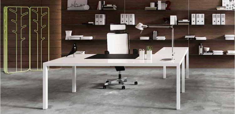 Composizione Linea 403 Ufficiostile con scrivania in vetro extrachiaro retrolaccato, telaio perimetrale e gambe strutturali in estruso di alluminio verniciato bianco, sottomano in cuoio nero e allungo laterale in vetro con struttura metallica in finitura bianco.