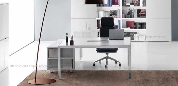 Scrivania quadrata Linea 403 da 160 x 160 cm con piano in melaminico, struttura in alluminio brillante, top access integrato e mobile di servizio portante da 180 x 66 cm con griglia metallica per aerazione e cablaggi, passacavi in alluminio con sportello e spazzolina, anta scorrevole con binari in alluminio e meccanismo soft-closing.