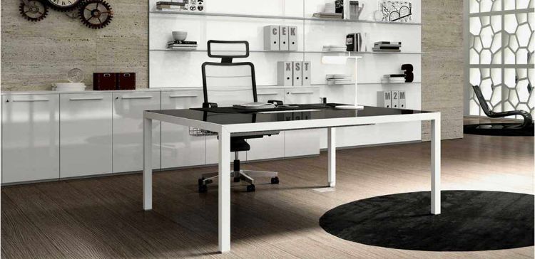 Ambientazione ufficio Linea 403 Ufficiostile con tavolo scrivania quadrato da 160 x 160 cm, piano in vetro retrolaccato nero o bianco con sportello per salita cavetteria, libreria bassa con ante in laminato bianco lucido antigraffio, boiserie da muro in laminato lucido e ripiani in cristallo.