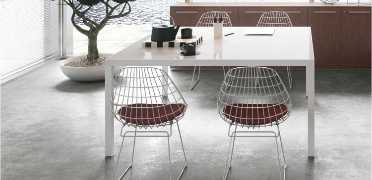 Tavolo conference quadrato da 160 x 160 cm con piano in laminato bianco lucido antigraffio, telaio perimetrale e gambe strutturali in estruso di alluminio, completo di top access integrato per il passaggio ordinato dei cavi sul piano.