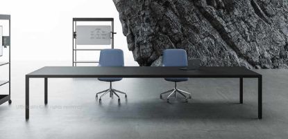 Tavolo riunioni rettangolare Linea 403 da 300 x 120 cm con piano sandwich spessore 50 mm, telaio perimetrale esterno in MDF, rinforzo interno in tubolare d’acciaio 40 x 40 mm, riempimento in polistirene espanso, pannello superiore in MDF rivestito Fenix nero opaco e struttura in metallo finitura antracite.