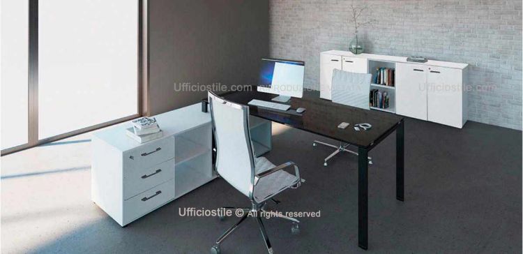 Composizione Ufficiostile con scrivania da 160 x 80 cm con piano in vetro temperato retroverniciato spessore 10 mm disponibile in nero o bianco, struttura metallica fissa con gambe a U rovesciata in tubolare d’acciaio rettangolare 70 x 20 mm, mobile di servizio portante da 190 x 181,5 x 73 cm con tre cassetti, serratura, tre vani a giorno porta PC e schiena di finitura integrale, abbinata ad armadio libreria basso da 225 x 35 x 85 cm con quattro ante in melaminico con serratura e un vano a giorno.