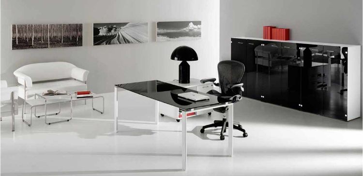 Composizione Linea Ufficiostile 02 Comp. G con scrivania da 180 x 80 cm in vetro temperato retroverniciato spessore 10 mm e struttura metallica a ponte, mobile di servizio su ruote con tre cassetti e vano a giorno con ripiano, e libreria modulare con 6 ante in vetro colorato e struttura in nobilitato melaminico classe E1.