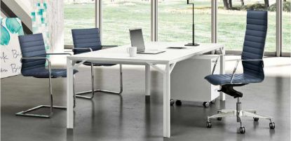 Scrivania direzionale design da 180 x 100 cm con piano in conglomerato ligneo spessore 18 mm rivestito in melaminico opaco antiriflesso e antigraffio, struttura in profilato di acciaio e cassettiera a 3 cassetti su ruote con serratura e maniglie in metallo.