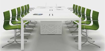 Tavolo riunioni design Linea 608 da 420 x 140 cm con piani in conglomerato ligneo rivestiti in melaminico opaco antiriflesso e antigraffio, disponibili anche in vetro temperato extrachiaro satinato retroverniciato bianco, versione bicolore, top access per salita cavi con coperchio in estruso di alluminio e gambe centrali a muretto per canalizzazione cavi non a vista.