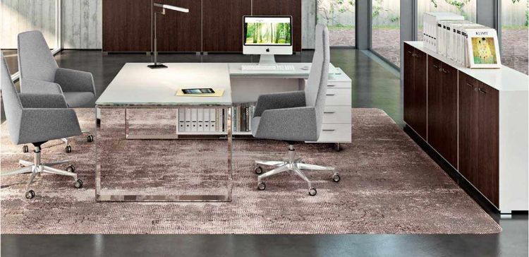 Scrivania angolare Linea 607 con piano in vetro satinato temperato retroverniciato bianco, struttura in profilato di acciaio cromato, allungo in vetro con box multiuso, cassettiera portante con cassetti e serratura, vano portaborse, top access con coperchio metallico e libreria modulare in conglomerato ligneo con 6 ante cieche e serrature.