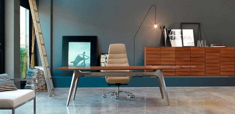 Composizione per ufficio direzionale con scrivania in vero Noce Nazionale, piano spessore 30 mm, struttura in acciaio verniciato Titanio e libreria contenitore con sei ante in legno noce nazionale, ideale per ambienti professionali di rappresentanza.