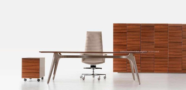 Composizione ufficio direzionale Linea Shot con scrivania design in massello di legno essenza vero Noce Nazionale, cassettiera a tre cassetti con struttura in metallo verniciato titanio e libreria ufficio con sei ante in legno noce, ideale per ambienti professionali di rappresentanza.
