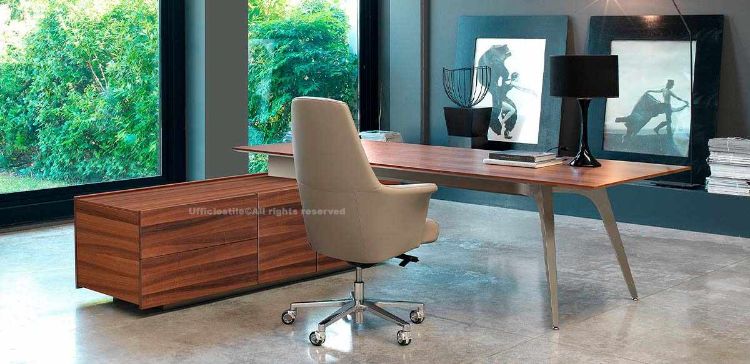 Scrivania per ufficio direzionale con piano impiallacciato in vero Noce Nazionale, dimensioni 240 x 100 x 74 h cm, produzione Made in Italy e garanzia 3 anni, adatta ad ambienti professionali di rappresentanza.
