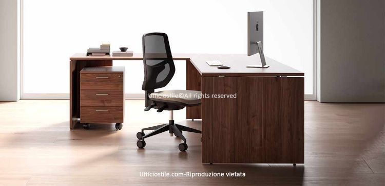 Scrivania angolare Ufficiostile® in pronta consegna composta da scrivania da 160 x 80 x 74,5 cm con piano spessore 25 mm in pannello truciolare ecologico FSC® rivestito in melaminico antiriflesso, allungo laterale da 120 x 60 x 74,5 cm, cassettiera su ruote da 42 x 56 x 60 cm con tre cassetti e serratura, bordi in ABS 2 mm, fianchi con piedini livellatori e finiture disponibili rovere Portofino, bianco e noce Stelvio.