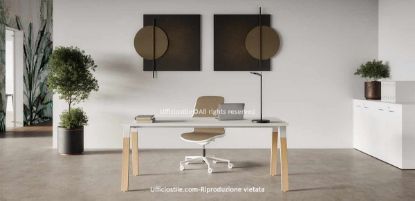 Composizione operativa Ufficiostile® con scrivania da 180 x 80 x 73 cm, piano bianco in conglomerato ligneo Classe E1 spessore 25 mm rivestito in melaminico antigraffio, struttura metallo-legno con cavalletto in acciaio tubolare e gambe in legno massello di faggio, abbinata a libreria bassa da 180 x 45 x 85 cm con quattro ante battenti, serratura con chiave pieghevole antinfortunistica, due ripiani interni e top di finitura.