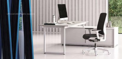 Scrivania da 160 cm con mobile di servizio portante integrato, dotato di ante scorrevoli ammortizzate, serratura centralizzata con cilindro estraibile, flap e maniglia da 368 mm, piano in truciolare nobilitato da 18 mm, struttura metallica in tubolare d’acciaio verniciato con piedini regolabili e dimensioni complessive 210 x 165 cm.
