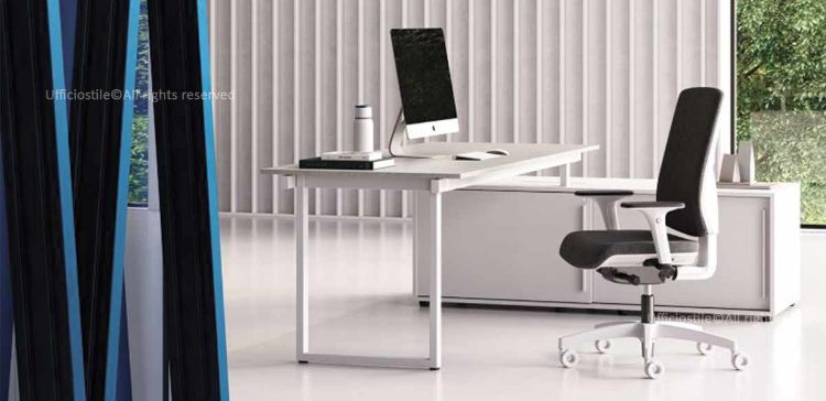 Scrivania da 160 cm con mobile di servizio portante integrato, dotato di ante scorrevoli ammortizzate, serratura centralizzata con cilindro estraibile, flap e maniglia da 368 mm, piano in truciolare nobilitato da 18 mm, struttura metallica in tubolare d’acciaio verniciato con piedini regolabili e dimensioni complessive 210 x 165 cm.