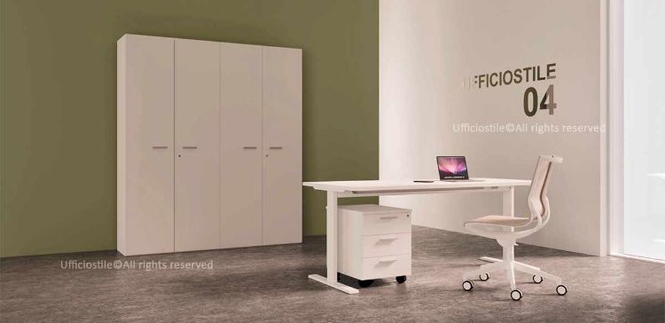 Postazione operativa completa con scrivania da 160 x 80 cm con piano in melaminico antigraffio spessore 25 mm e struttura metallica a ponte, cassettiera su ruote da 42 x 56 x 60 cm con tre cassetti e serratura, e libreria alta da 180 x 45 x 213 cm con quattro ante battenti in melaminico, serrature con doppia chiave pieghevole e ampio spazio per archiviazione documentale.