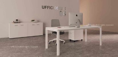 Composizione operativa in finitura bianca con scrivania da 160 x 80 cm, piano in melaminico antigraffio spessore 25 mm, struttura metallica a ponte verniciata a polveri epossidiche e due armadi bassi modulari da 90 x 45 x 85 cm ciascuno, con due ante battenti in melaminico, serratura, maniglie ergonomiche e piedini regolabili.