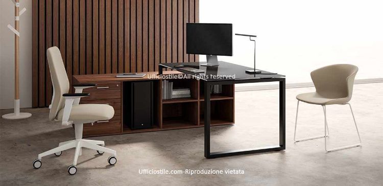 Scrivania direzionale con piano in vetro temperato satinato da 160 x 80 cm e struttura metallica ad anello, completa di mobile di servizio portante con tre cassetti, di cui uno con serratura, e vano a giorno porta-PC. Dimensioni complessive della composizione: 190 x 181,5 x 74 cm.