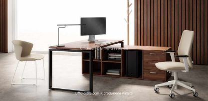 Scrivania ad anello da 160 x 80 cm con dimensioni complessive 190 x 181,5 x 74 cm, piano in conglomerato ligneo Classe E1 spessore 25 mm rivestito in melaminico antigraffio e antiriflesso, struttura metallica ad anello in acciaio tubolare verniciato, mobile di servizio portante con tre cassetti di cui uno con serratura e vano a giorno porta-PC.