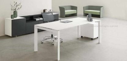 Composizione ufficio con scrivania da 160 x 80 cm in conglomerato ligneo rivestito in melaminico, gambe metalliche a U rovesciata disponibili in diverse finiture, cassettiera metallica su ruote a tre cassetti con serratura centralizzata e sistema antiribaltamento, e madia bassa da 240 x 50 cm in MDF rivestito in melaminico nero opaco con zoccolo in lamiera.