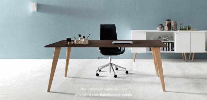 Scrivania laccata da 180 x 80 cm con piano in pannelli fibrolegnosi CARB2 spessore 30 mm nobilitati e verniciati con vernici poliuretaniche opache, bordo in ABS spessore 1,5 mm, struttura realizzata con tavole di frassino massiccio verniciate con vernici acriliche opache e piedino livellatore in ABS con vite in acciaio.