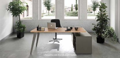 Scrivania sagomata da 225,5 x 190 cm con piano in melaminico e gambe in metallo, abbinata a mobile di servizio portante con quattro vani a giorno, un’anta battente e tre cassetti con chiusura centralizzata, realizzata con pannelli fibrolegnosi melaminici spessore 30 mm e struttura in tubolare rettangolare di acciaio verniciato a polveri epossidiche.