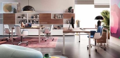 Composizione ufficio con scrivania con allungo laterale da 180 x 210 cm, piano in conglomerato ligneo spessore 38 mm rivestito in melaminico, gambe in lamiera piegata disponibili in diverse finiture, tavolo riunioni quadrato da 140 x 140 cm e modulo contenitore composto da tre librerie con scocca e ripiani in melaminico bianco, binari in alluminio anodizzato e ante scorrevoli in diverse finiture.