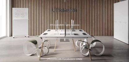 Bench operativo Ufficiostile® a quattro postazioni con dimensioni complessive 320 x 162,5 x 74 cm, composto da quattro piani di lavoro da 160 x 80 cm in pannelli di particelle legnose Classe E1 rivestiti in melaminico antigraffio, struttura a cavalletto mista in acciaio e legno massello di faggio, top access integrati, vasca sottopiano ispezionabile per la gestione dei cavi e due frontal panel fonoassorbenti rivestiti in tessuto tecnico Trevira ignifugo.