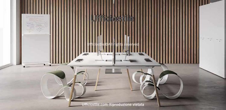 Bench operativo Ufficiostile® a quattro postazioni con dimensioni complessive 320 x 162,5 x 74 cm, composto da quattro piani di lavoro da 160 x 80 cm in pannelli di particelle legnose Classe E1 rivestiti in melaminico antigraffio, struttura a cavalletto mista in acciaio e legno massello di faggio, top access integrati, vasca sottopiano ispezionabile per la gestione dei cavi e due frontal panel fonoassorbenti rivestiti in tessuto tecnico Trevira ignifugo.