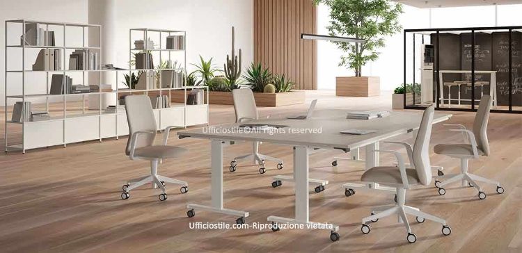 Set di quattro tavoli ribaltabili su ruote da 140 x 60 x 75 cm ciascuno, con piano in conglomerato ligneo Classe E1 rivestito in melaminico antigraffio e antiriflesso, struttura metallica verniciata a polveri epossidiche, ruote piroettanti con freno, maniglia ergonomica per ribaltamento sicuro e kit di collegamento piani incluso.