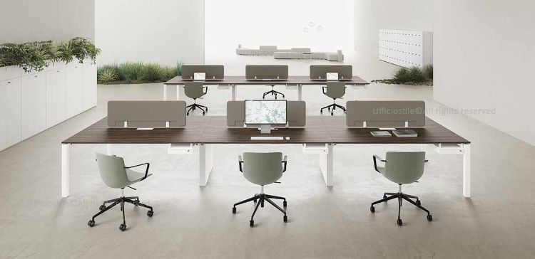 Bench operativo a 6 postazioni composto da 3 bench con top access integrati per ispezione dei cablaggi, pannelli frontali rivestiti in tessuto fonoassorbente fissati con morsetti in zama, schermi frontali, carter per le due gambe centrali con funzione passacavi e sei cassetti metallici con serratura agganciati ai piani.