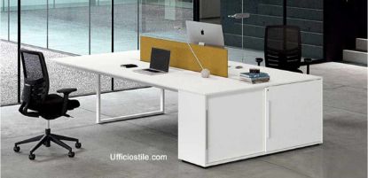 Doppia postazione di lavoro composta da due piani scrivania da 140 x 80 cm, piano supplementare da 60 x 165 cm, mobile contenitore con ante scorrevoli e serratura centralizzata, completa di screen rivestito in tessuto ignifugo e realizzata in truciolare nobilitato con resine melaminiche antiriflesso bordato in ABS.
