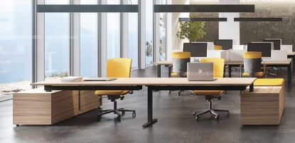 Doppia postazione di lavoro con bench da 160 cm, piano in truciolare melaminico spessore 28 mm, gamba metallica verniciata, vasca di cablaggio metallica ispezionabile, mobile di servizio da 165 x 65 cm con ante scorrevoli, serratura centralizzata, chiusura ammortizzata, tre vani interni, ripiani regolabili e piedini regolabili.