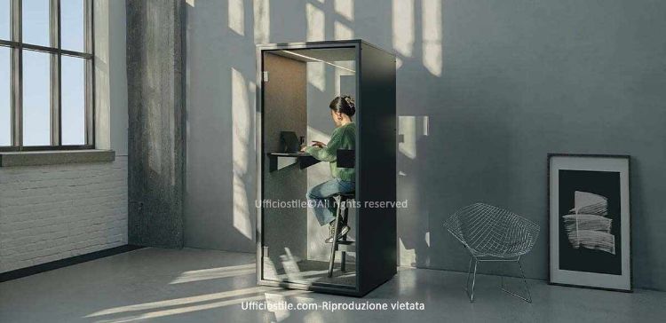 Cabina acustica singola per phone booth da 97 x 99 x 215 cm, con finitura esterna nero opaco, interno in tessuto grigio fonoassorbente, porta in vetro stratificato insonorizzante, piano di appoggio integrato, luce LED 2700 K, ventilazione silenziosa, presa 230V, porte USB type A e type C e isolamento acustico fino a 41 dB.