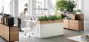 Esempio compositivo per open space operativo con tavolo bench agganciato a mobile contenitore Orgatower con fioriera, piano di lavoro CARB2 spessore 30 mm in finitura bianca con bordi in ABS a contrasto e struttura metallica bianca, disponibile in diverse finiture e dimensioni.