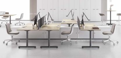 Composizione operativa con quattro postazioni di lavoro da 160 x 80 cm in appoggio a tre mobili contenitori con ante scorrevoli monofacciali, completa di tre frontal panel da 159 cm, piani in conglomerato ligneo rivestiti in melaminico bianco, noce Maroncelli o rovere chiaro, gambe terminali a “T” rovesciata in tubolare d’acciaio Ø 70 mm e finiture disponibili in diversi colori.