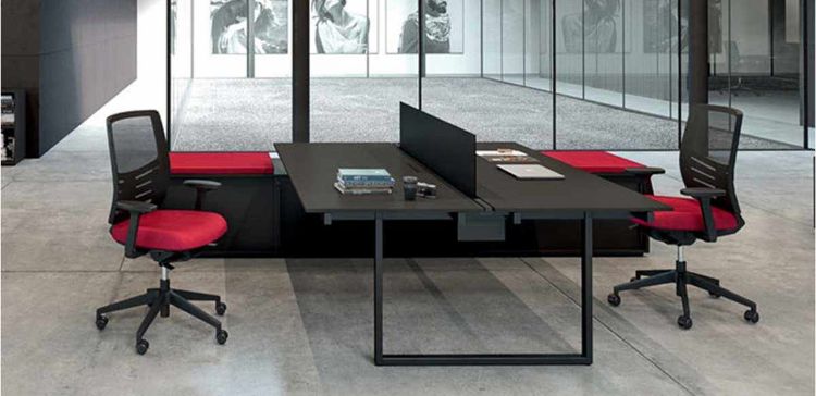 Doppia postazione ufficio Linea Be composta da due piani di lavoro da 160 x 80 cm in melaminico antiriflesso, due mobili di servizio integrati con ante scorrevoli, chiusura centralizzata e top access per il passaggio dei cavi, screen centrale in melaminico e due cuscini rivestiti in tessuto ignifugo, realizzata con pannelli FSC® e truciolare LEB riciclato.
